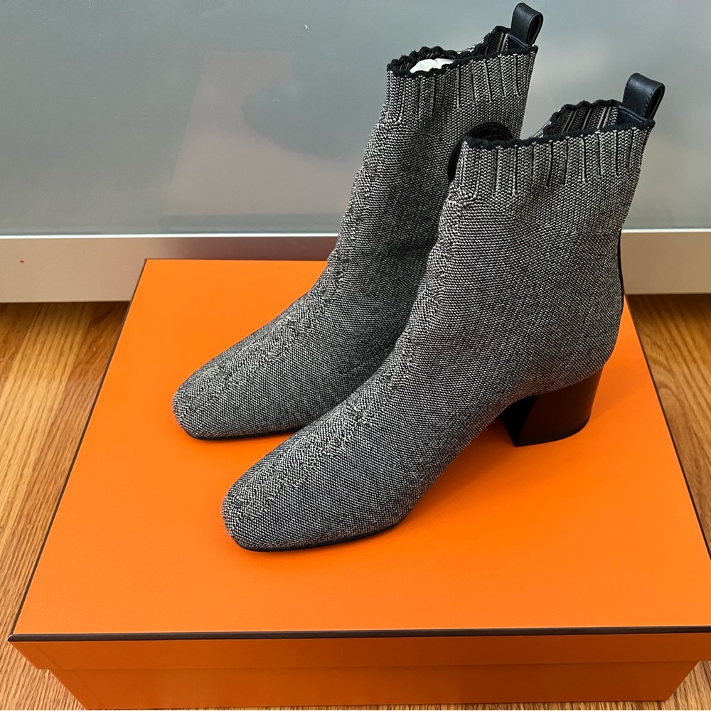 Hermes Volver 60 ankle boot in Nocciola / Noir